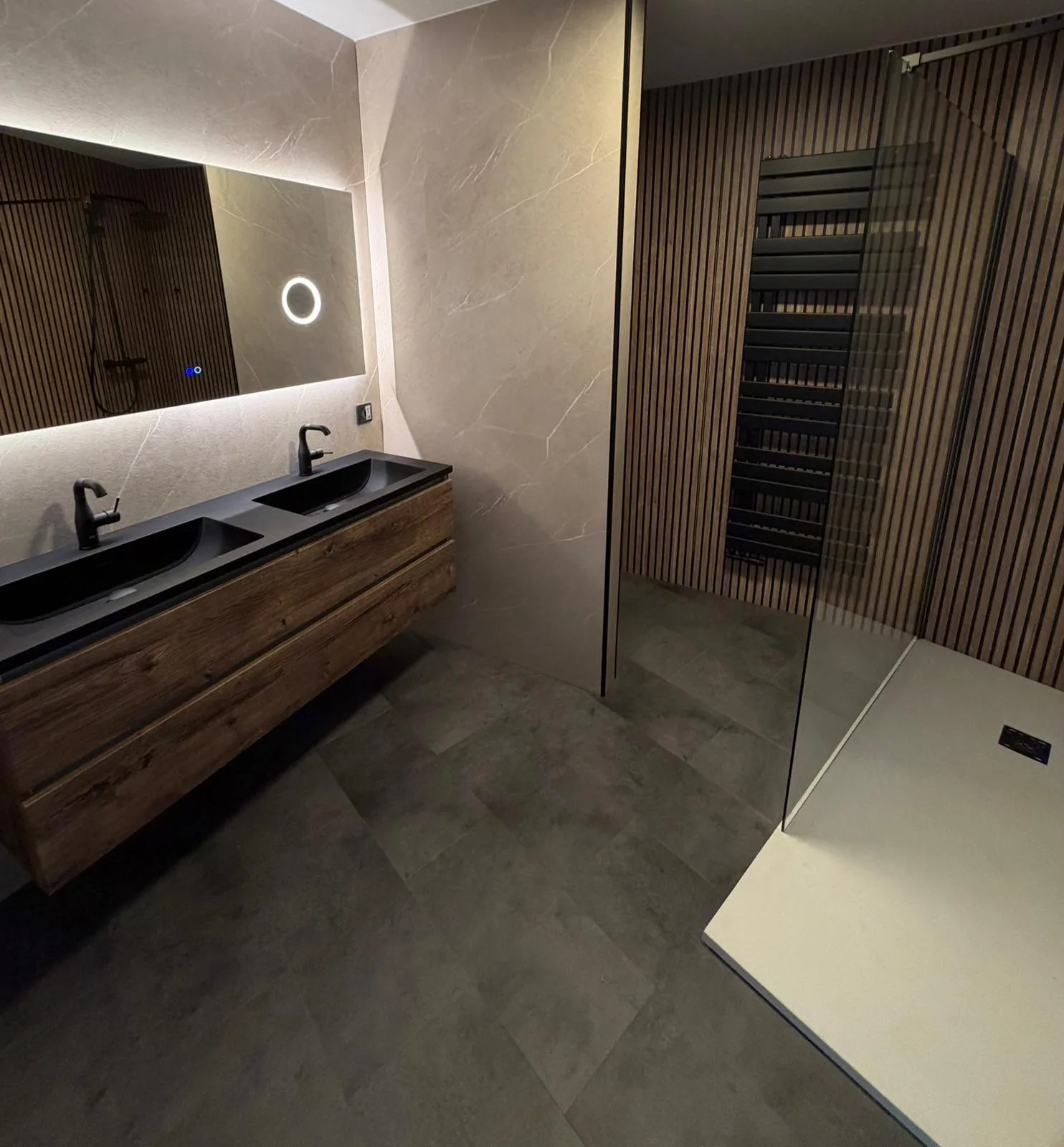 Badkamer met houtlook lamellen, marmerlook panelen, zwevend dubbel wastafelmeubel en inloopdouche