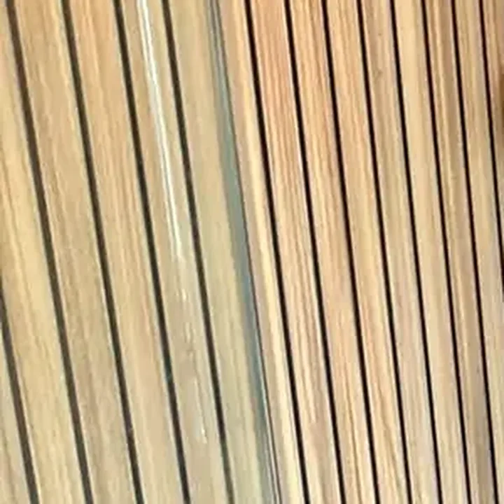 Close-up van Houtlook wandpaneel uit een project van SaniSafe
