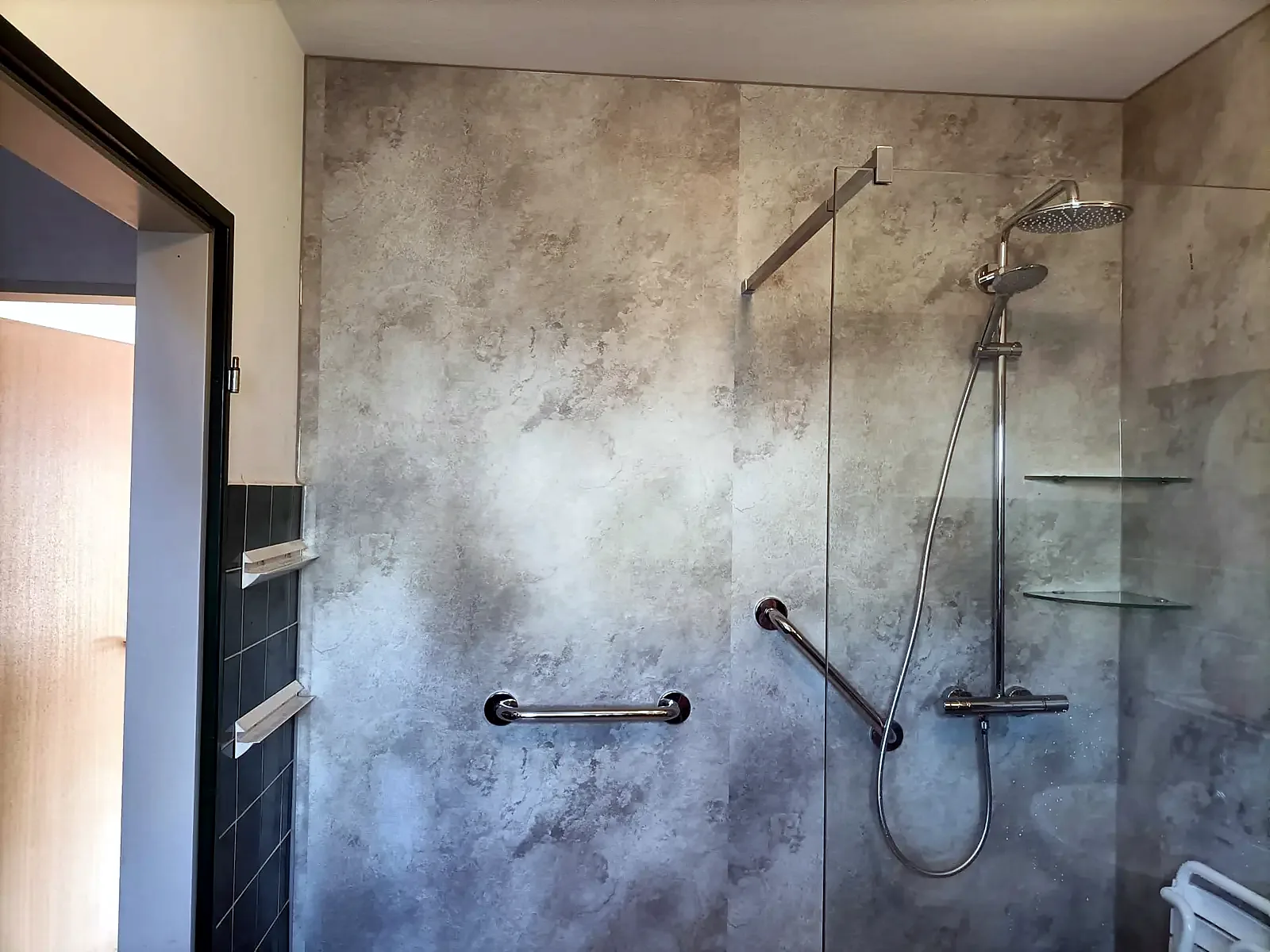 Douchewand met grijze betonlook wandpanelen, glazen planchetten en wandbeugels