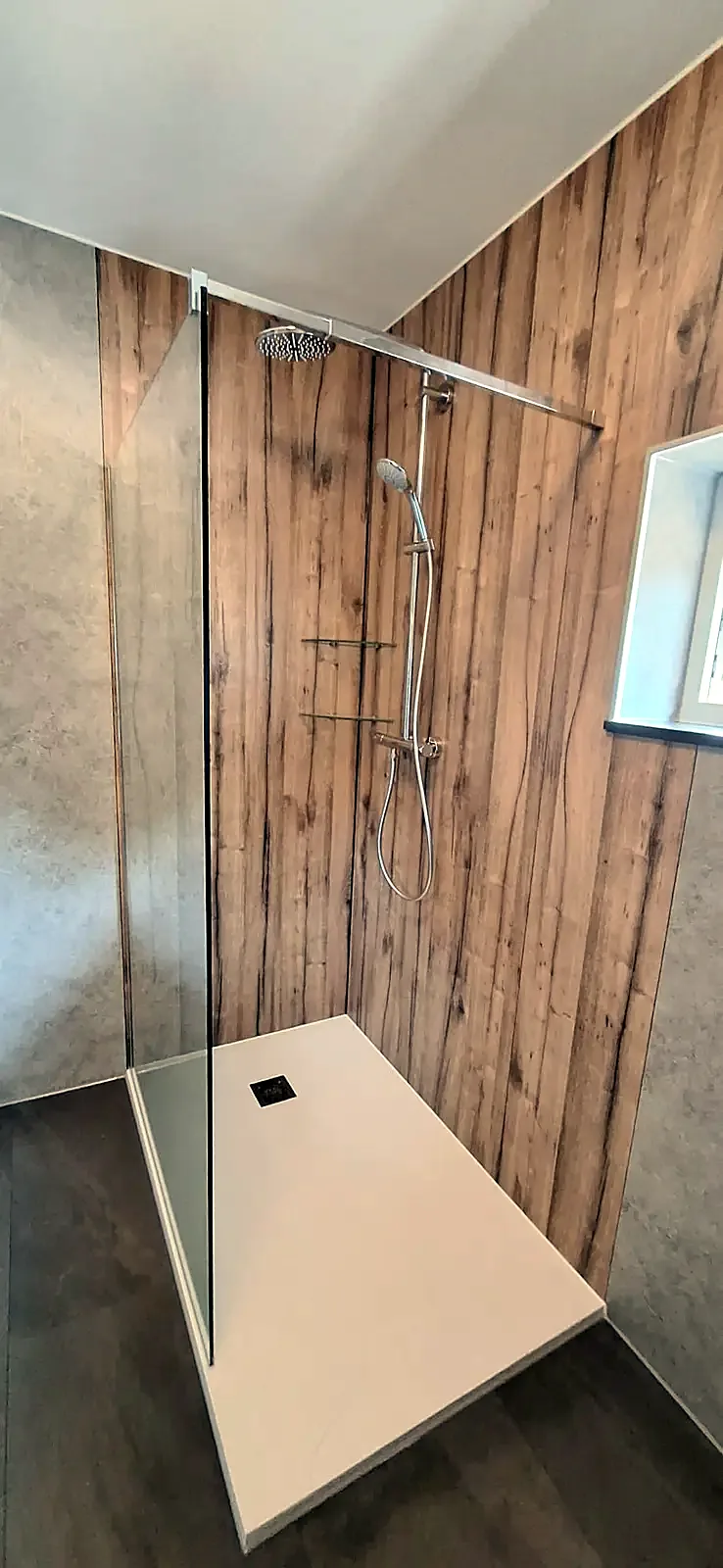 Inloopdouche met houtlook wandpanelen, betonlook zijwand en witte douchebak