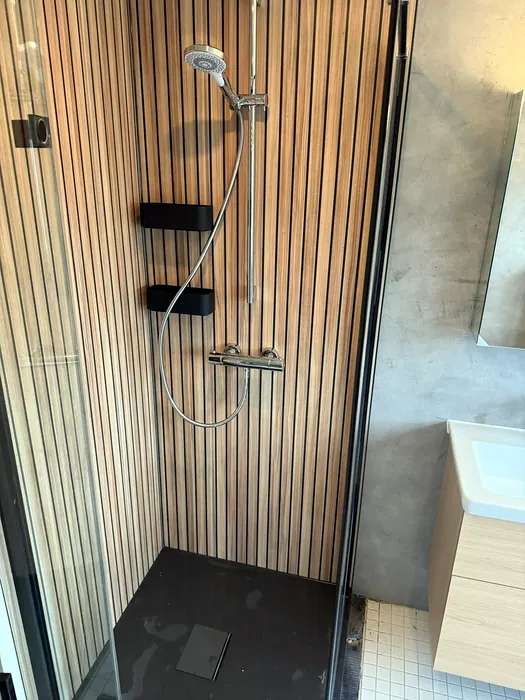 Inloopdouche met houtlook lamellen wandpaneel en zwarte douchebak