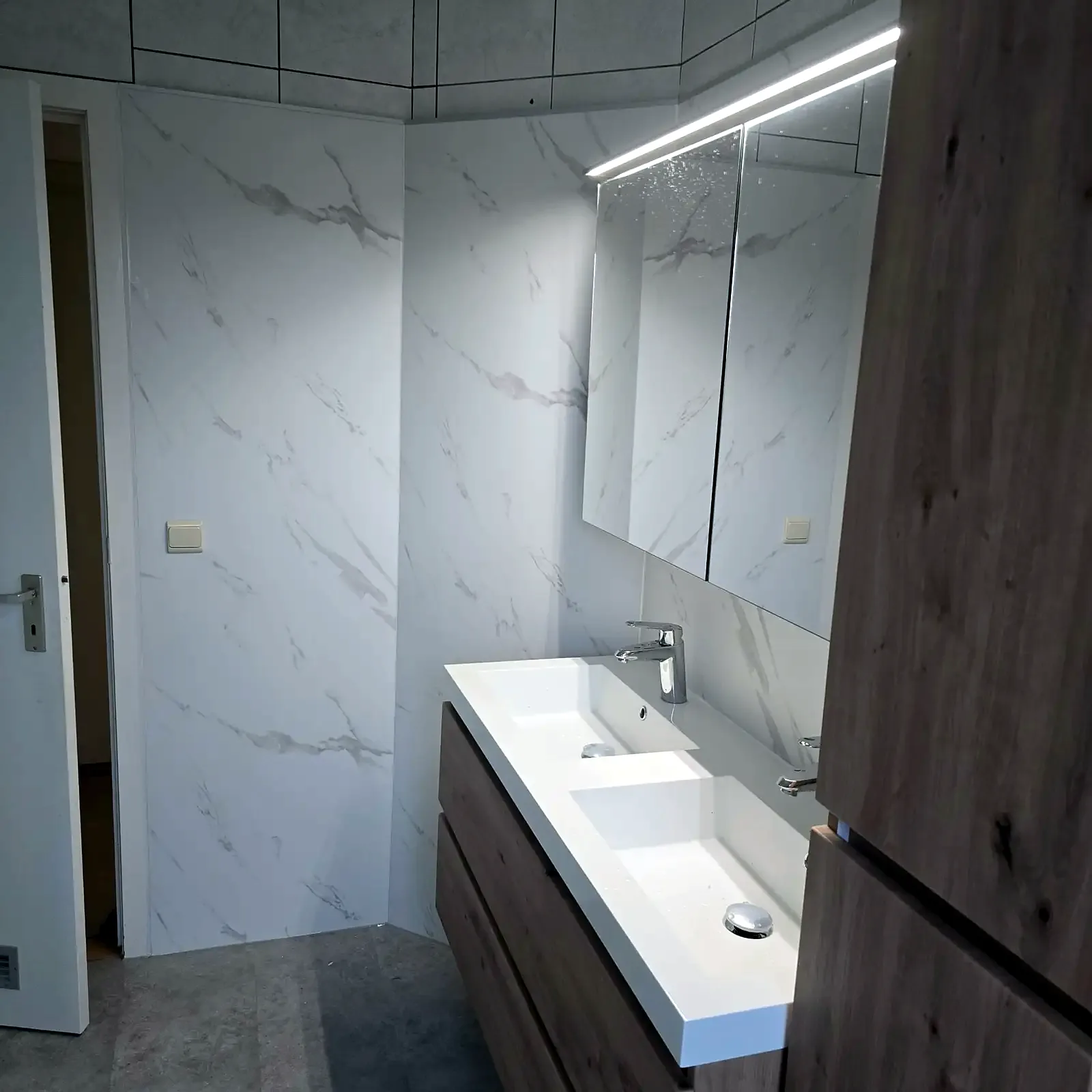 Witte marmerlook wandpanelen met eiken dubbel badmeubel