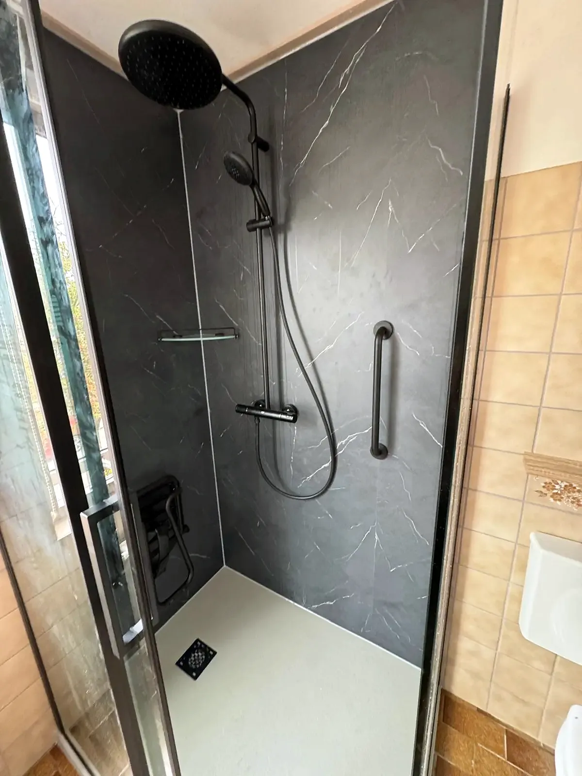 Douche met zwarte marmerlook wandpanelen